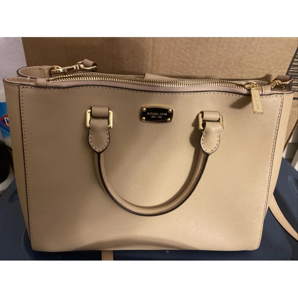 Michael Kors Selma Medium Top Zip
Satchel Bag - Blossom